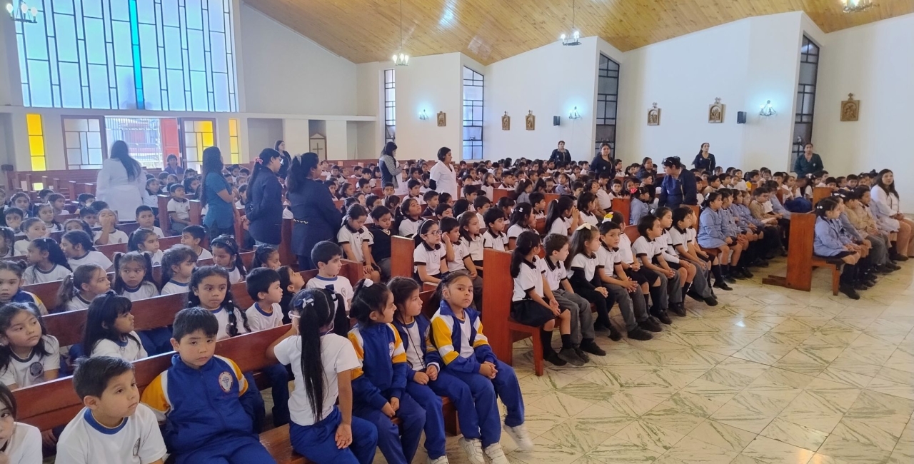 Los/as estudiantes de primer ciclo realizan la reflexión de las últimas siete palabras de Jesús